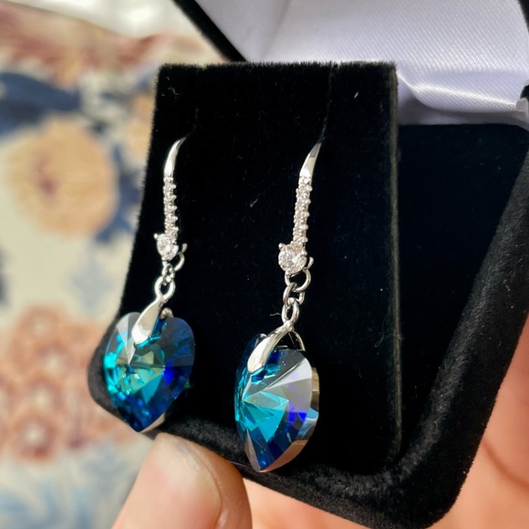 🌺NIB 18K White Gold Plated Austrian Heart Fish Hook Earrings🌺 - Picture 4 of 15